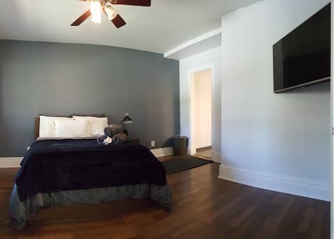 THE WANDERLUST ROOM: UNDER 5 MIN WALK TO FALLS!