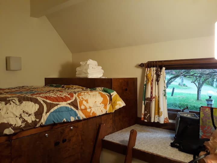 Ovo je soba u potkrovlju.  Ima bračni krevet koji je visok oko pola metra.  Nema ormara, a zimi može biti malo prohladno.  Samohrane odrasle osobe i djeca bit će udobni, ali ni parovi ni stariji ljudi ne smiju se koristiti ovom sobom.