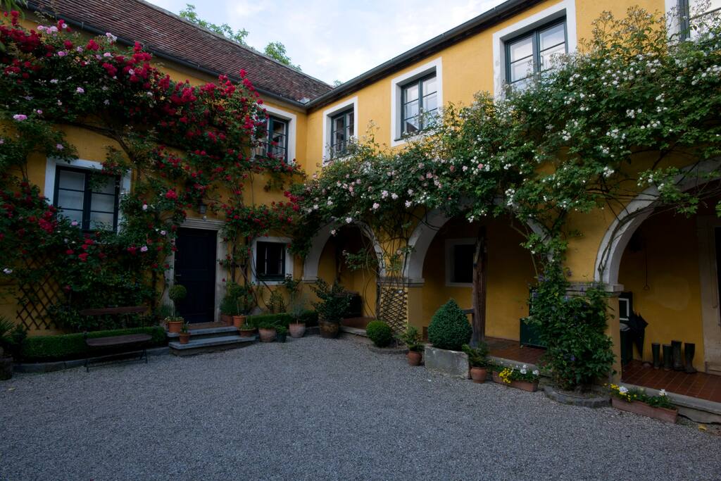 Arkadenhof rosenumrankt