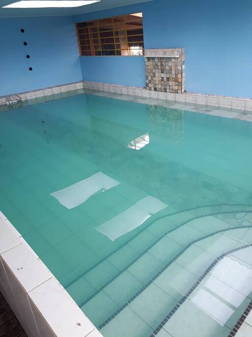 Piscina térmica (Coberta e fechada)