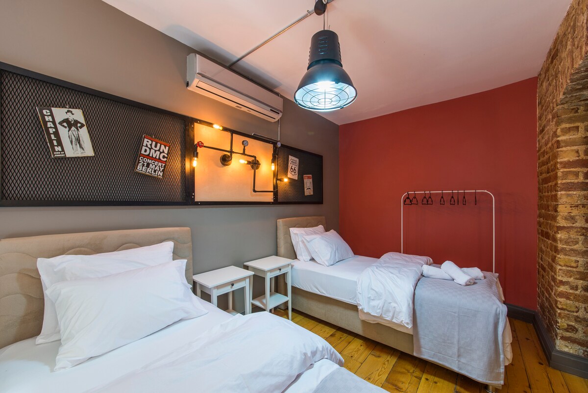 ห้องนอนที่สองมีเตียงเดี่ยวสองเตียง