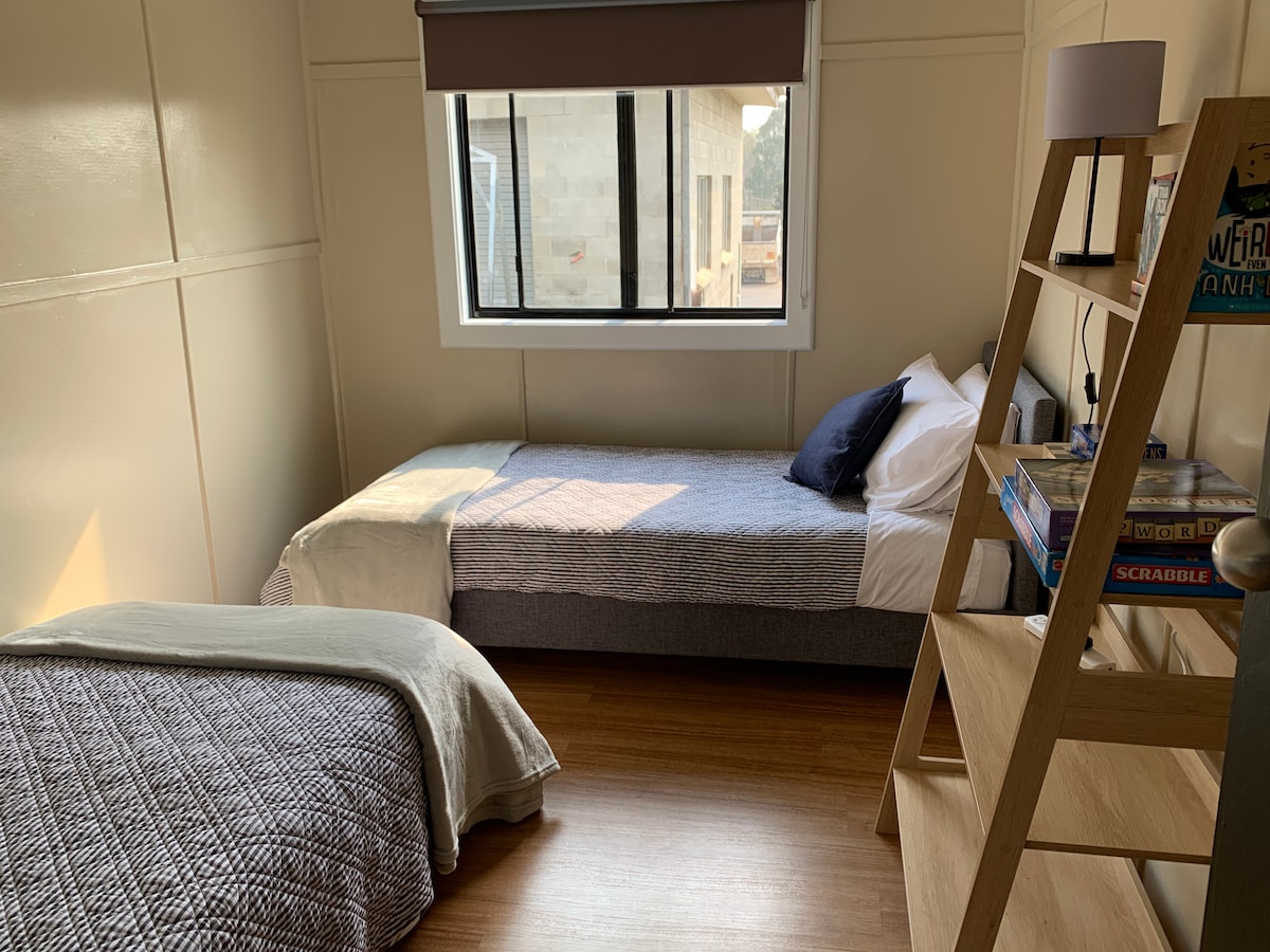 La seconda camera da letto dispone di due letti singoli con un libro e una mensola per giochi.