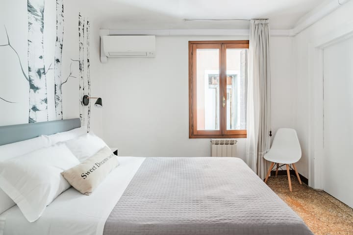 Testa d’Oro 2 – View onto the Rialto Bridge steps