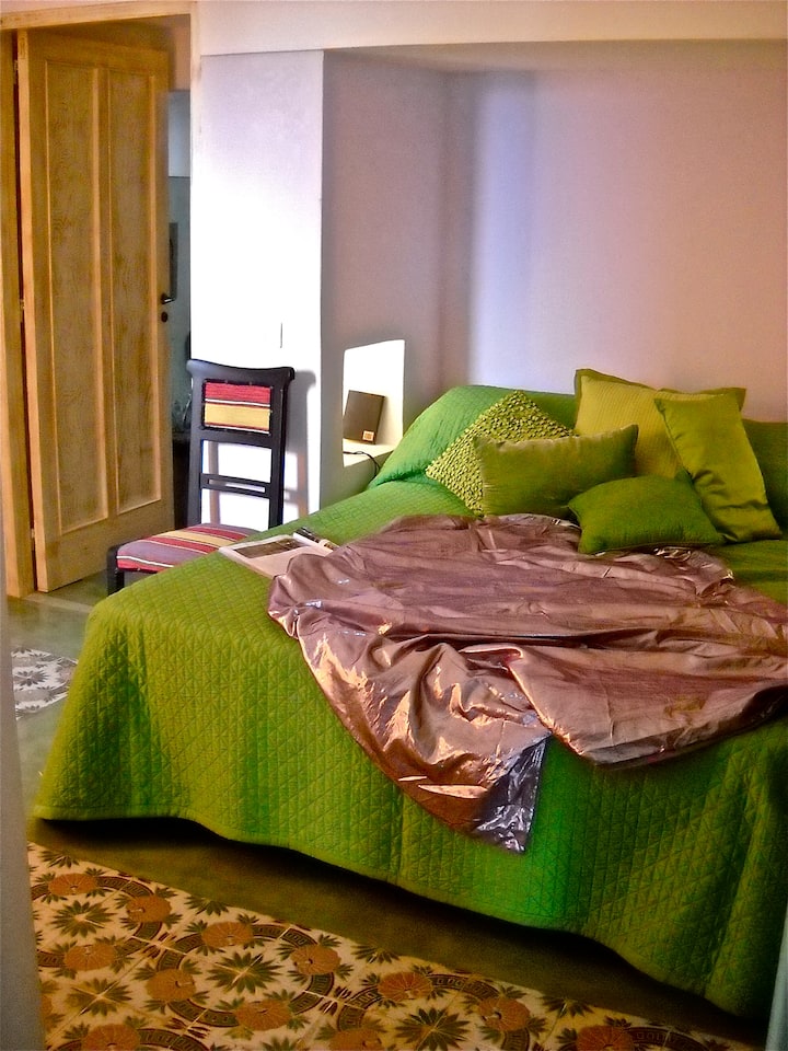 חדר רחצה עם חדר שינה ירוק צמוד