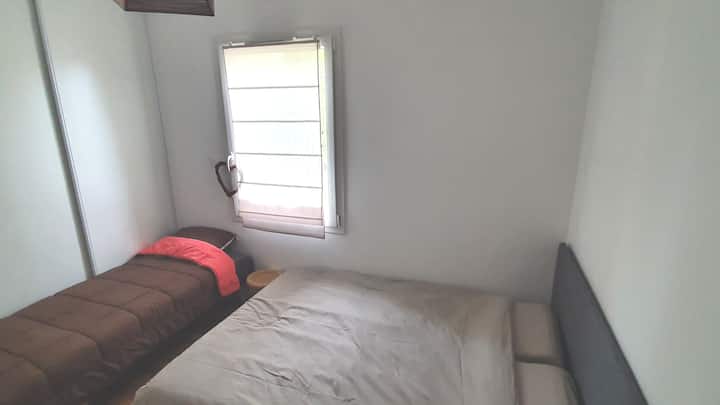 Spavaća soba za 3 osobe s krevetom dimenzija 140 x 190 i malim krevetom dimenzija 180 x 80 kreveta. Dostupan je i dječji krevetić.
