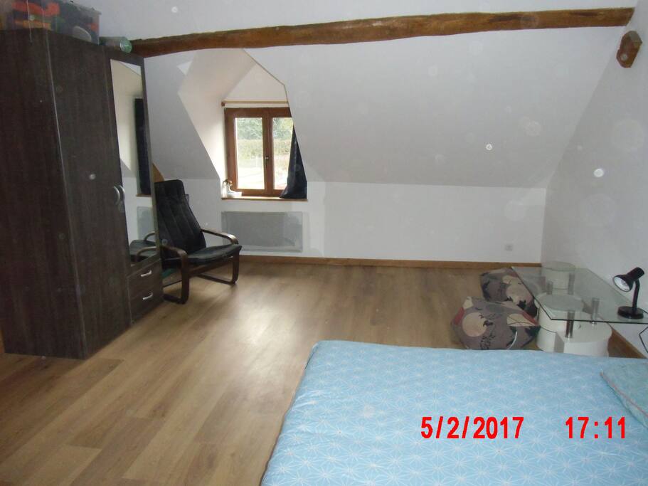 chambre nous avons rajouter un table et deux chaise a voir sur autres photos