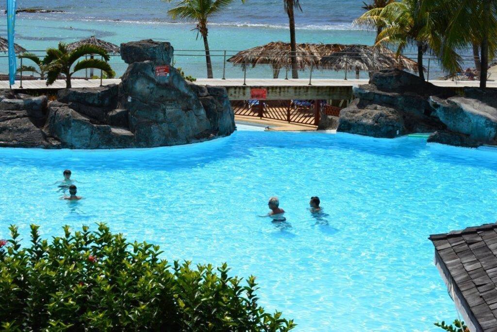 Barboter dans la piscine