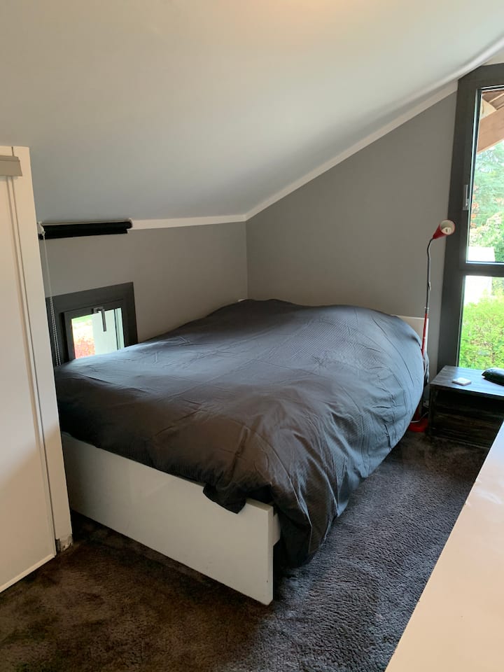 Chumba cha kulala cha juu. Kitanda 140