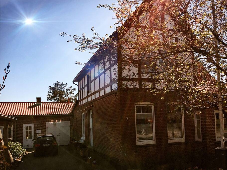 Von der Strasse aus sehen Sie die Villa Rüm Hart, die Ferienwohnung liegt in einem Anbau zur linken Hand.