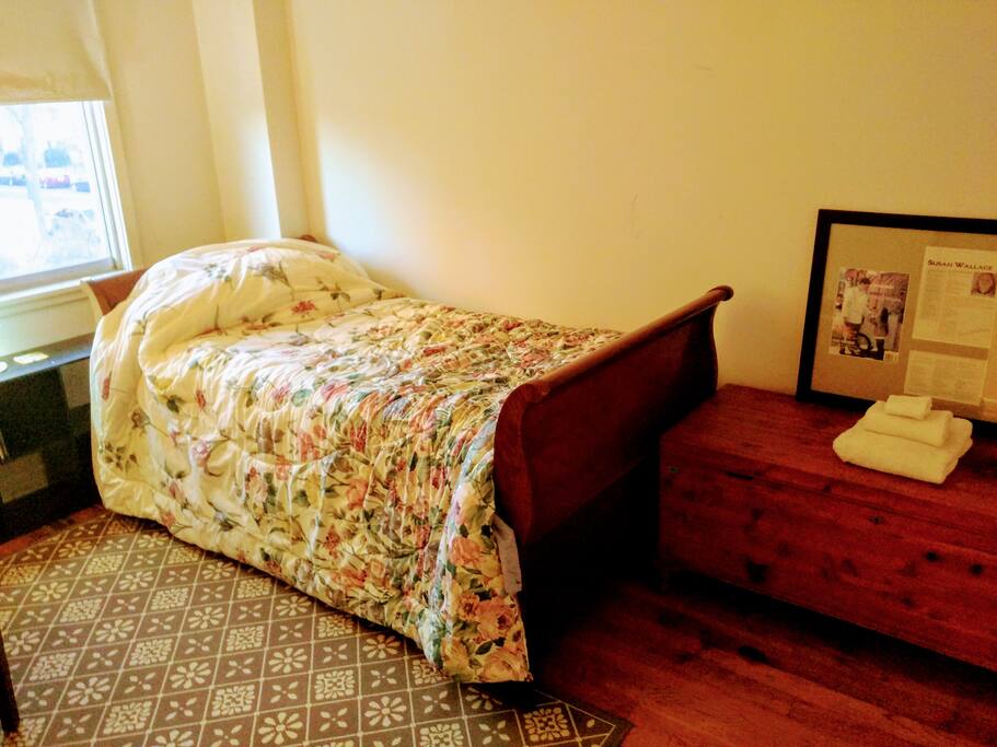 Twin sleigh bed and clean sheets and towels!