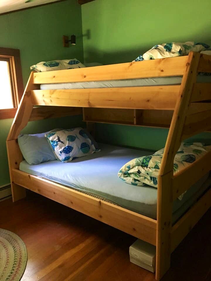 Spavaća soba 2 s krevetima na kat (puna veličina na dnu, bračni krevet na vrhu)