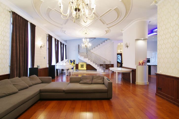 Center, luxury, hi-tech , 2 floors, SPA, 500m2