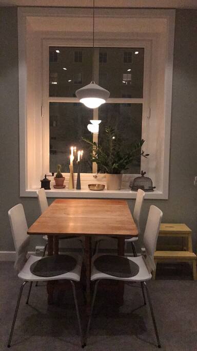 Spisebord på kjøkkenet