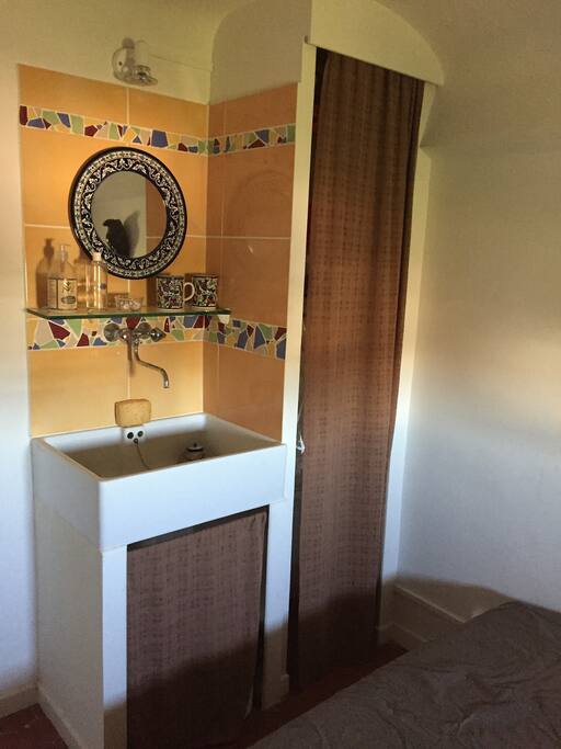 La chambre orange avec ses lavabo et penderie