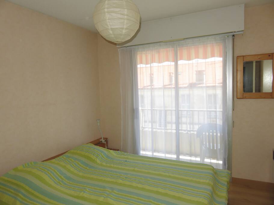 Chambre donnant sur le balcon