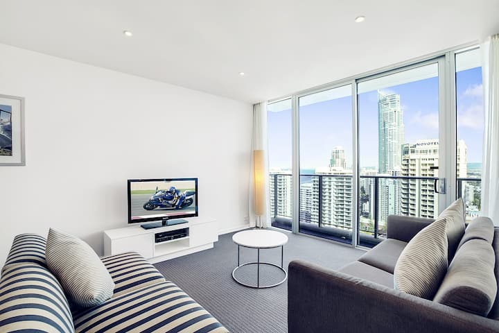 مساحة غرفة معيشة واسعة. مشمس ونظيف ومريح ؛ العطلة والتجمعات العائلية مناسبة.