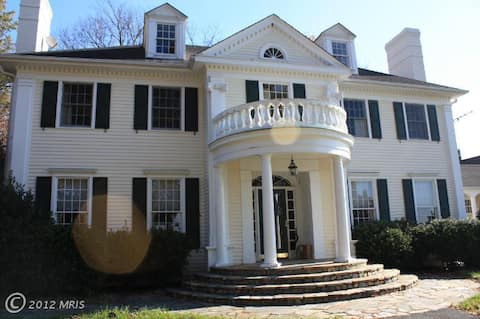 House w/pool, tennis court in Horse & wine country