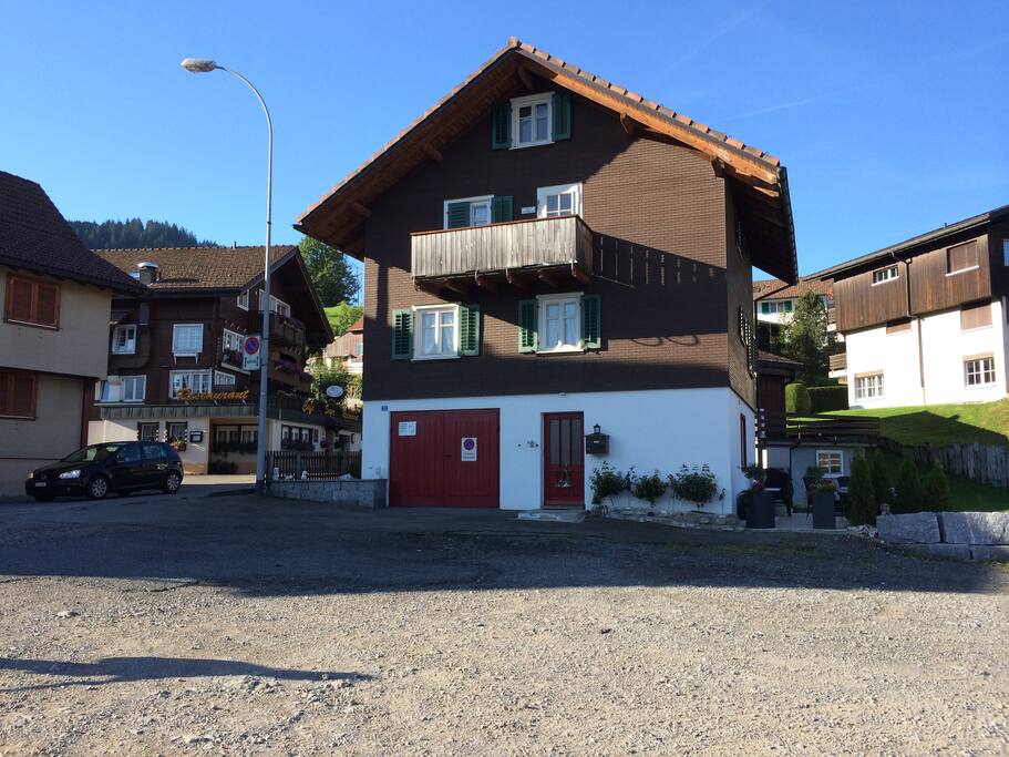 Unser Haus liegt mitten im Dorf - 1 Min. von der Busstation entfernt