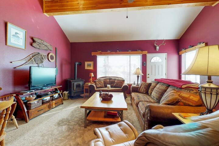 Dog-friendly condo near Huntington Lake w/ gorgeous deck views