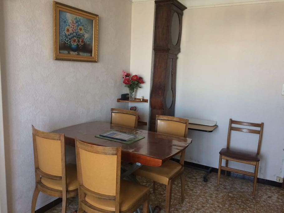 Table avec 4 chaises