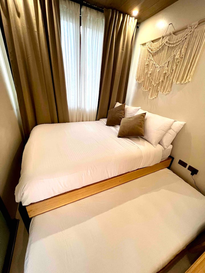 Dhoma e gjumit 1 w/krevati tërheqës.