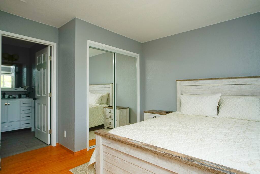 Queen bed with adjustable mattress