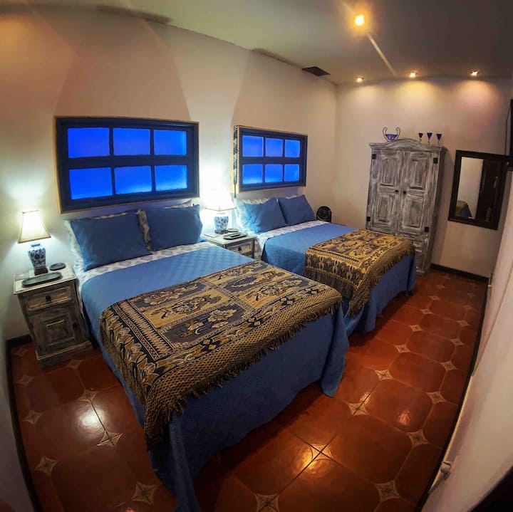 Dhoma e Athinës, dhoma e gjumit në bodrum. Përfshin banjë dhe televizor të plotë privat.