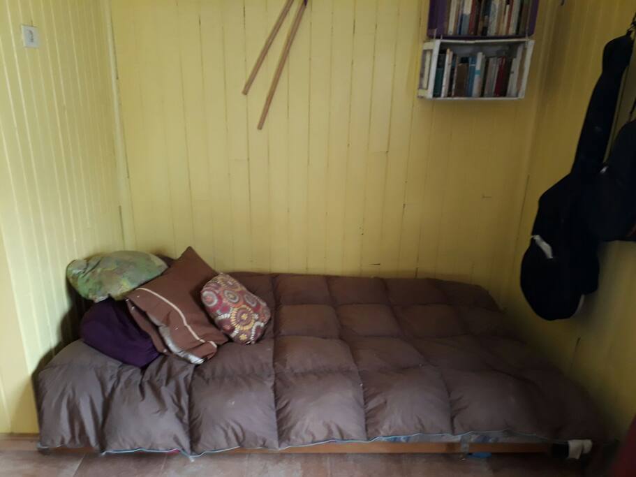 El sofa en la sala.
The sofa in the living.