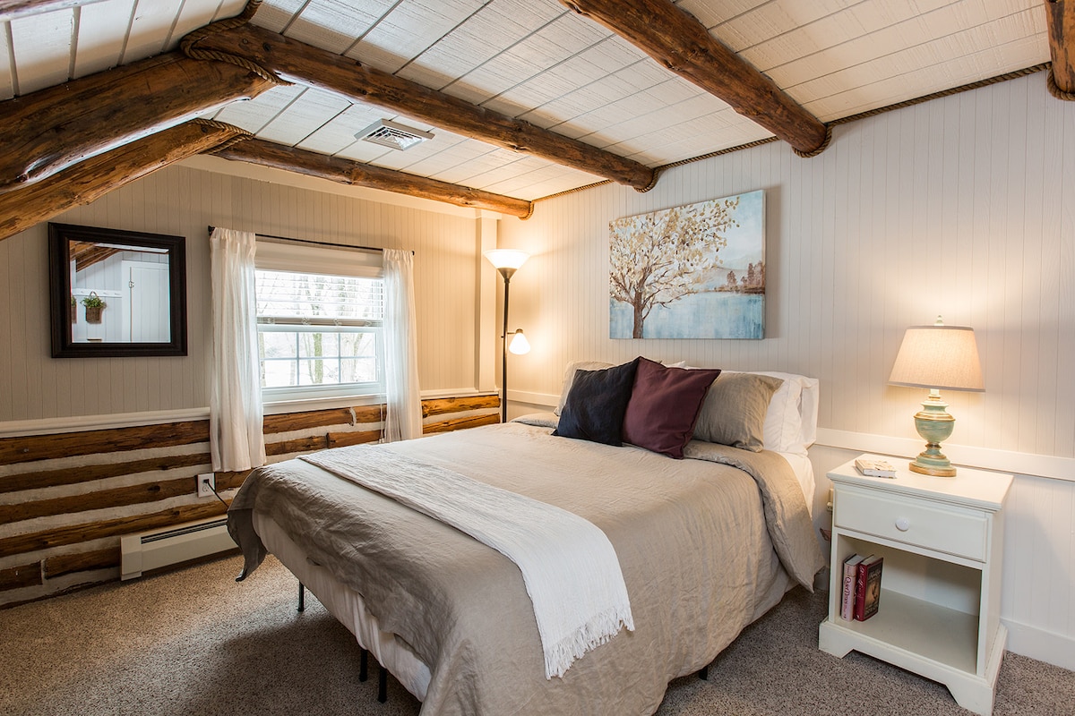 Dormitorio # 2 
Segundo piso, tiene espacio de trabajo con escritorio y conexión Ethernet, así como TV inteligente de pantalla plana de 32pulgadas