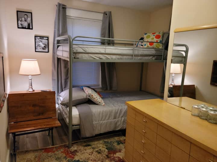 ห้องนอน 3 (ชั้นบน) มีเตียง 2 ชั้น