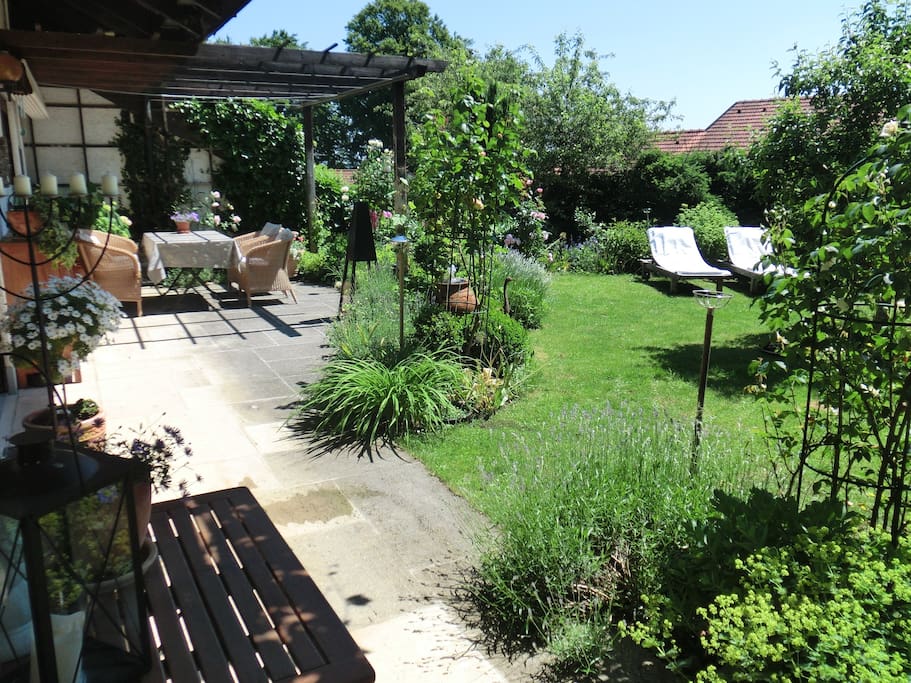 Der Garten lädt zum Relaxen ein.
