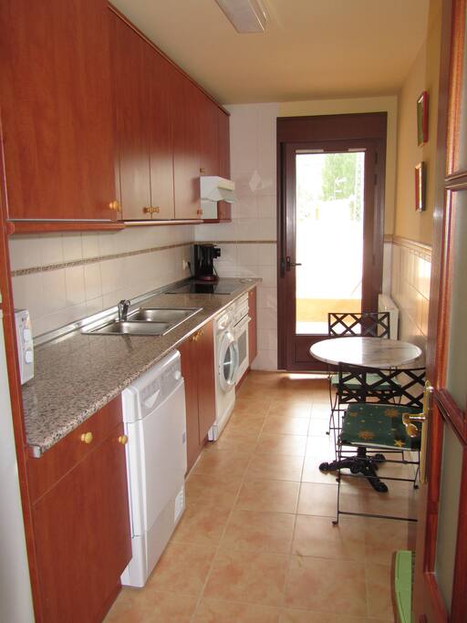 Cocina con acceso al porche