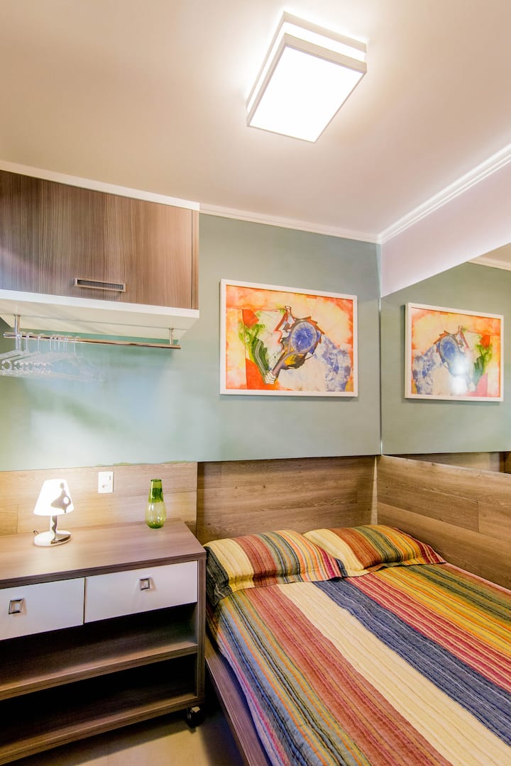 Suite 1 Green op de begane grond, compact, in de eigen tuin van het huis met Split, verduisteringsgordijn, muskietennet, tweepersoonsbed 1,40x1,90 ideaal voor jongeren.
Suite op de benedenverdieping 1 - Het is buiten (tuin), 1 tweepersoonsbed 1,40 x 1,90 