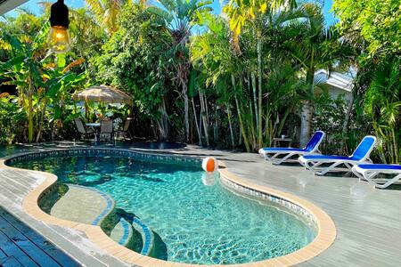 5 STARS! Tropical Salt H2O Pool, Steps to BEACH!!
