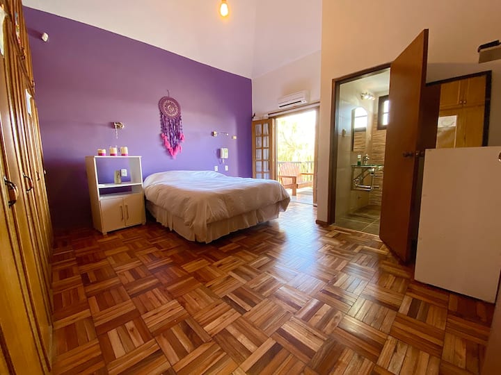 Hovedsoveværelset en suite.