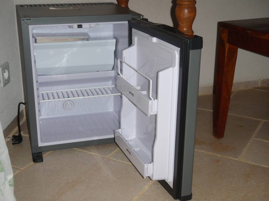 le mini réfrigérateur dans la chambre