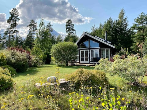 Cozy cabin w/garden, BBQ, canoe, swimming, central