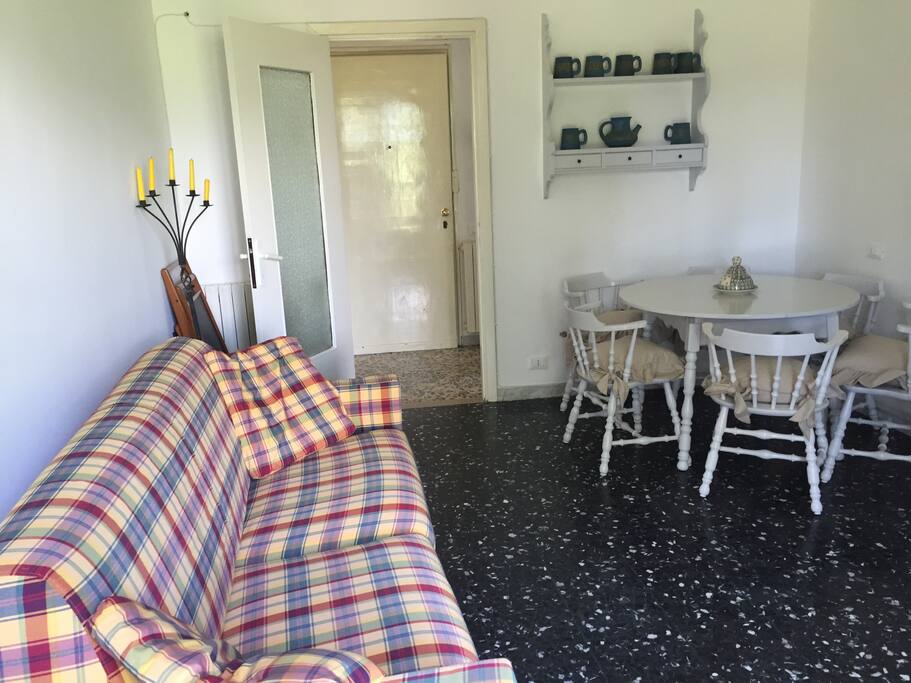 Sala da pranzo con divano letto matrimoniale
