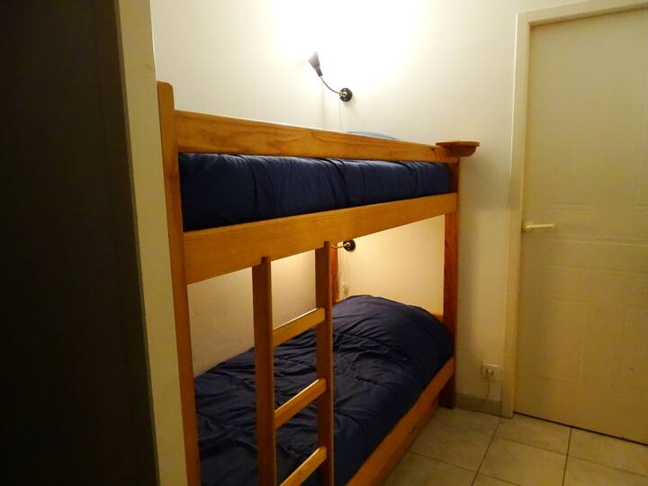 Camas superpuestas en alcoba para niños o jóvenes adolescentes. Spots para la lectura de los niños. Cajones de almacenamiento.