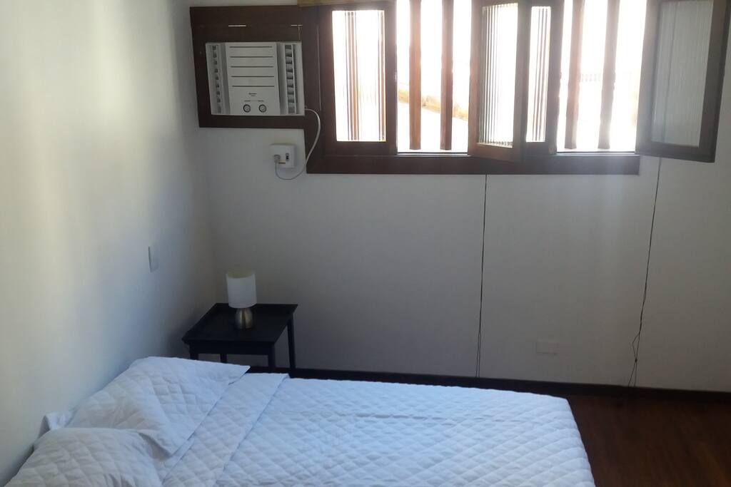 o quarto possui ar condicionado e um ventilador móvel.