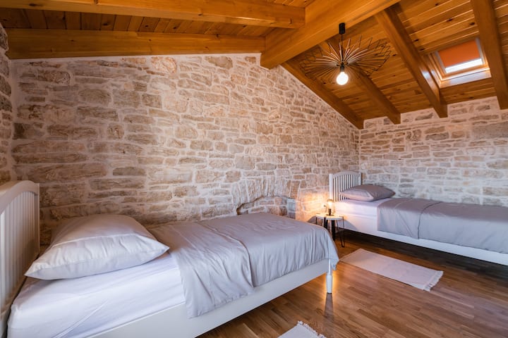 Zimmer Nr. 2. mit 2 Einzelbetten.