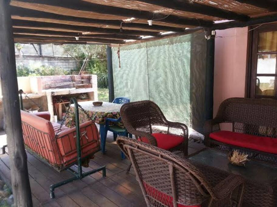 pergola y deck de madera en el acceso