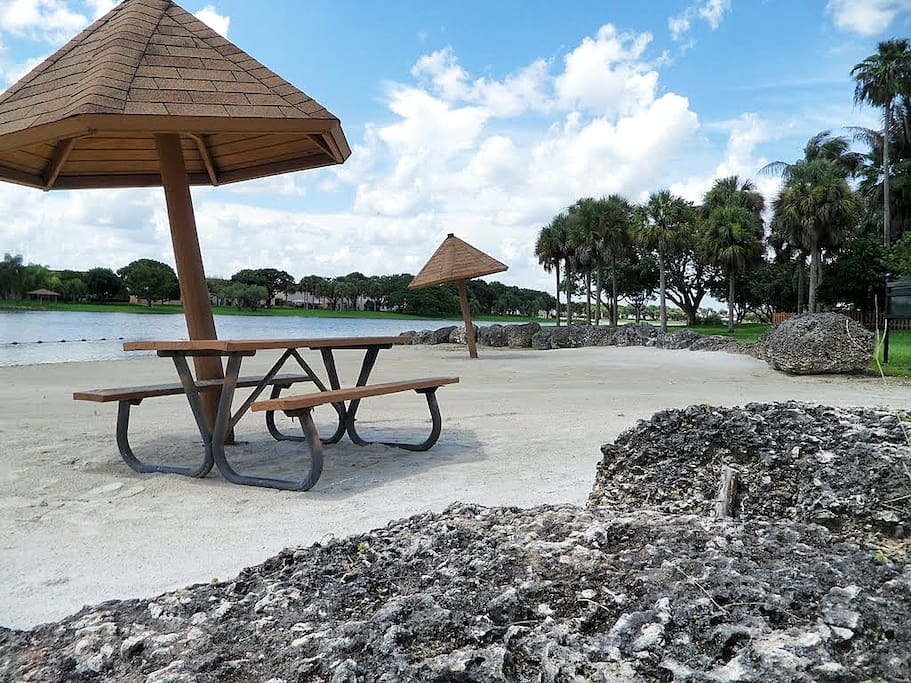 5 minutes from The Hammocks Lake. Enjoy this spectacular lake beaches!