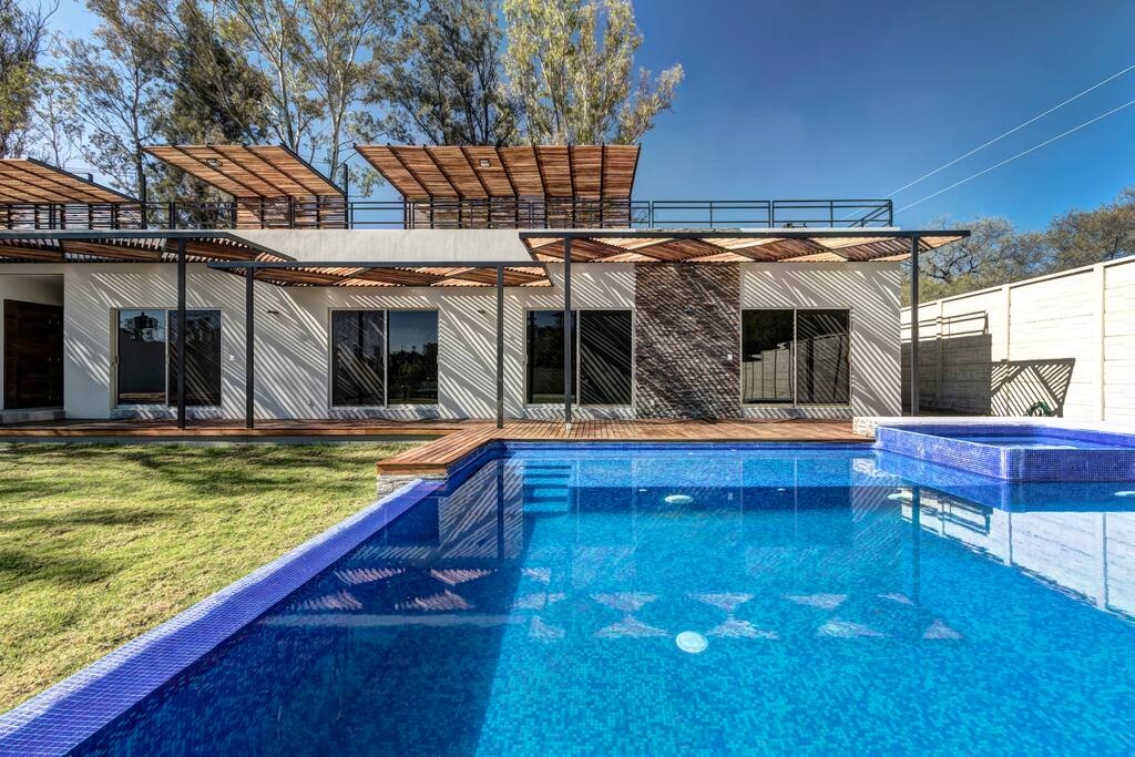 Alberca con jacuzzi y calentador eléctrico que mantiene la temperatura del agua entre 28 y 34 grados celsius.