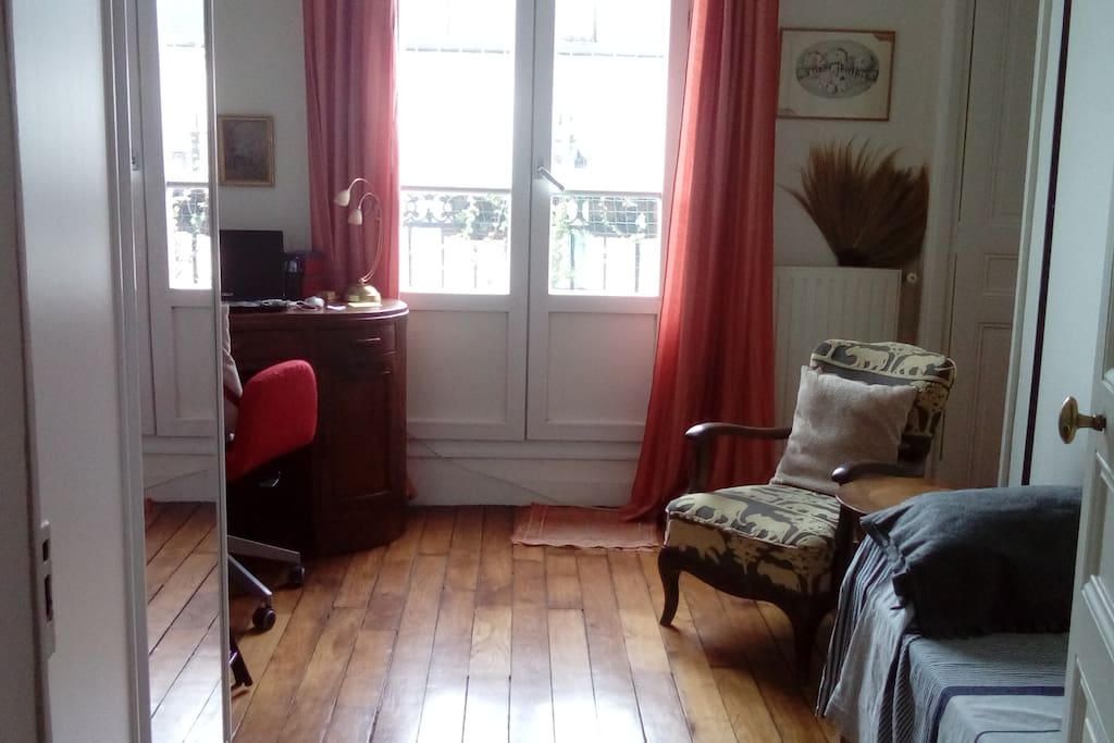 la deuxième chambre avec un lit simple donnant sur balcon