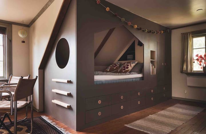 Detská postieľka na poschodí