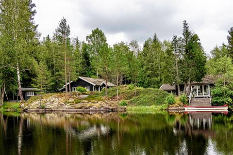 Private house with magnificent lake view, sauna and jetty