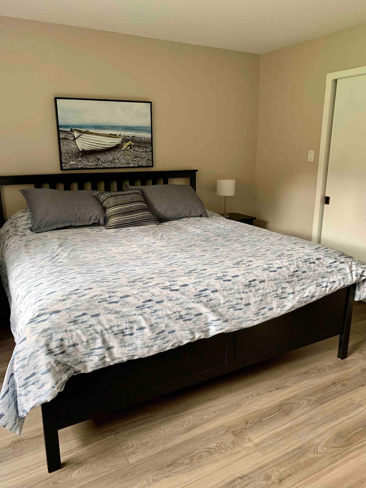 ห้องนอนใหญ่พร้อมเตียงคิงไซส์