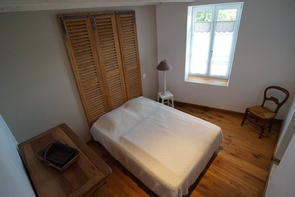 1ère chambre très lumineuse avec salle de bain.