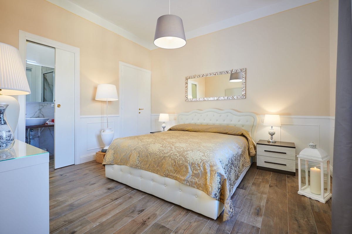 ห้องนอนคู่ที่มีห้องน้ำและตู้เสื้อผ้า